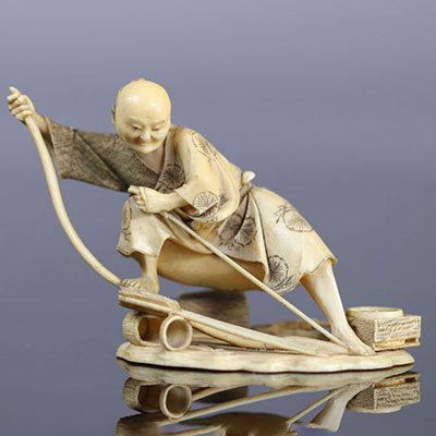 Japon Okimono finement sculpté d'un archet qui arme son arc 19ème