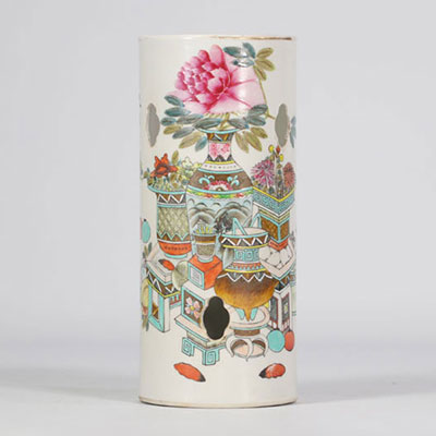 Vase rouleau en qian jiang cai à décor des cent antiquités e la période de la République Chinoise (1912 - 1949)