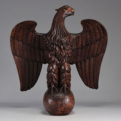 Aigle en bois sculpté