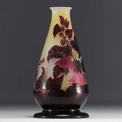 Émile GALLÉ - Pied de lampe en verre multicouche à décor de fleurs.