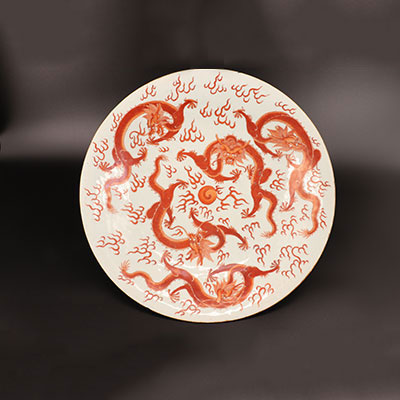 Chine - Exceptionnel plat en porcelaine à décor de dragons  impériaux