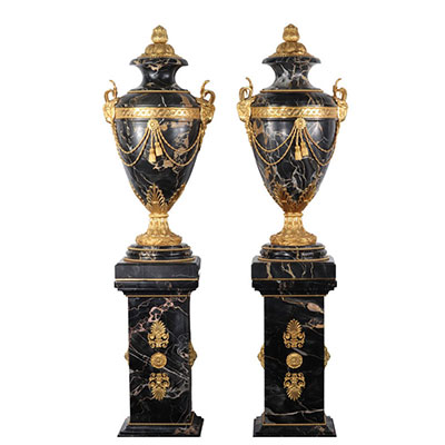 Exceptional pair of casseroles and bases in marble and gilded bronze.