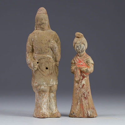 Chine - Deux statues en terre polychrome en forme de personnages, de l'époque Tang (618-907)