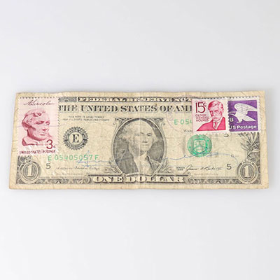 Andy Warhol - Billet d'un dollar, 1985 Marqueur noir sur un billet d'un dollar américain avec timbre-poste et encre d'encre indiquant qu'il a été envoyé qu'il a été envoyé par la poste. Signé à la