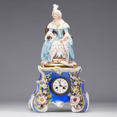 Jacob PETIT (1797-1868) Pendule à poser en porcelaine en polychrome à décor d'une jeune femme provenant de Paris