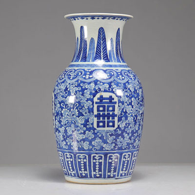 Vase en porcelaine blanc bleu d'époque Qing