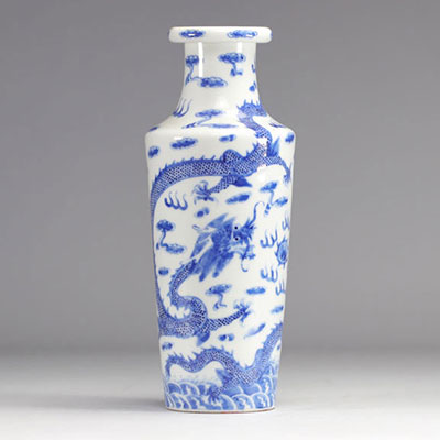 Vase en porcelaine de chine en blanc et bleu à décor de dragons à cinq griffes d'époque Qing (清朝)