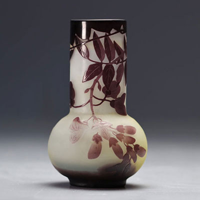 Émile GALLÉ (1846-1904) vase multicouche à décor de glycines mauves sur fond blanc