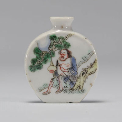 Tabatière en porcelaine de chine famille verte à décor de personnages