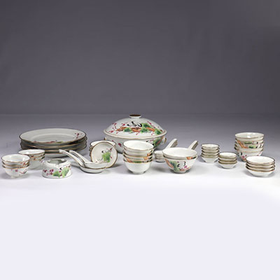 Chine - Service de tasses et assiettes en porcelaine de Chine, milieu du XXe siècle.