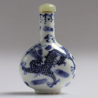 Chine tabatière en porcelaine blanc bleu marques sous la pièce