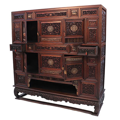 An exceptional piece of Chinese furniture decorated with dragons and bone inlays from the Qing period (清朝)