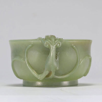 Jade bowl with two handles decorated with chilons