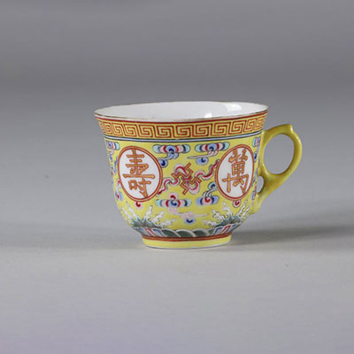 Tasse à fond jaune impérial en porcelaine , marque et époque Guangxhu. Chine vers 1900.