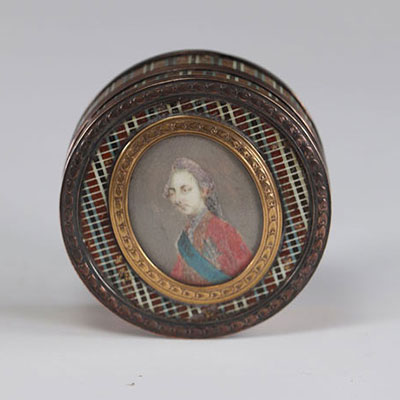 golden circle snuff box decorated with a late 18th century soldier
