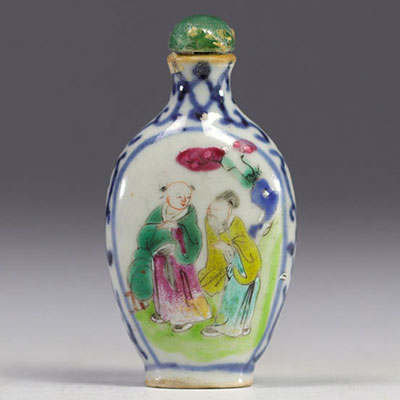 Petite tabatière en porcelaine de chine de la Famille Rose du XIXe siècle