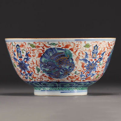 Chine - Grand bol en porcelaine à décor de lions en cartouche et fleurs, marque Ming.