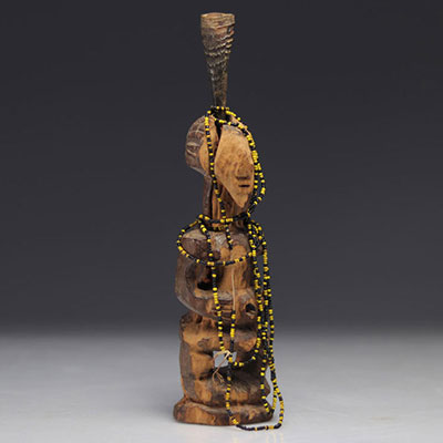 SONGYE, RDC. statuette en bois, corne et perles