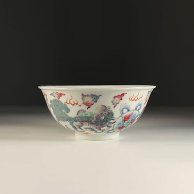 Bol en porcelaine aux shi-shi .Chine fin XIXème.