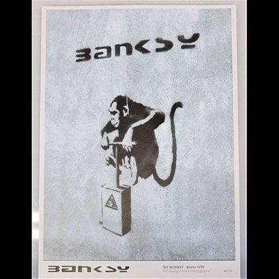 Banksy. « TNT Monkey ». Bristol, 1999. Tirage offset en couleurs, publiée par Bristol Photography en 1999. Edition limitée à 50 exemplaires. Signée dans la planche.