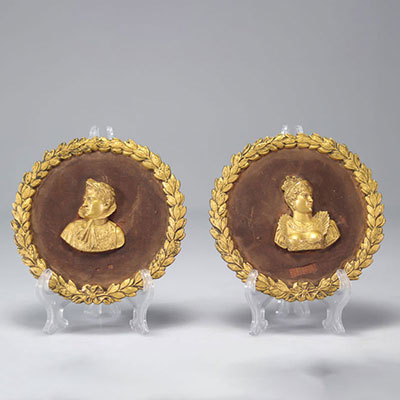 Rare paire de médaillons Empire d'époque en bronze doré Napoléon et Joséphine