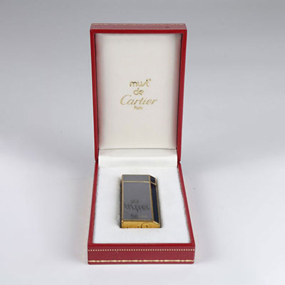 Briquet Must de Cartier plaqué or et laque bleu accompagné de son écrin de son certificat d'authenticité  Numéro de série: 54 77 5 S hauteur 6 cm