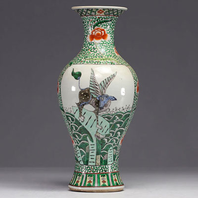 Chine - Vase balustre en porcelaine famille verte, décor d'oiseaux en cartouche, XIXe siècle.