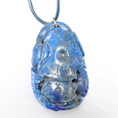 Pendentif en lapis lazuli sculpté de poissons