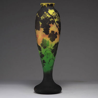 Daum Nancy imposing vase decorated with vines and grapes