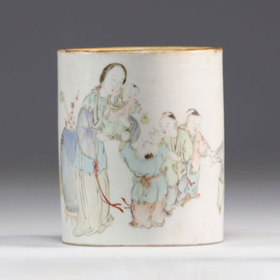 Famille rose qianjiang cai porcelain brush holder decorated with fine  figures from 19th century