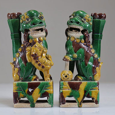 Pair of enamelled stoneware Fô dog incense holders, 18th century