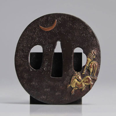 Japon époque Edo (1603 - 1868). Tsuba en acier de forme nagamarugata et incrustation en relief de cuivre doré et non doré. Relief représentantes chevaux.