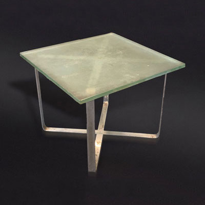 Guéridon moderniste métal nickelé dalle de verre Saint Gobain coulée sur sable Attribution à Felix Aublet