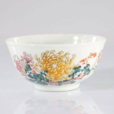 China porcelain bowl of famille rose floral decor
