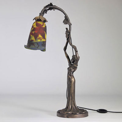 Frères MULLER Lunéville rare lampe Art Nouveaux représentant une jeune femme et bobèche en verre multicouches