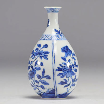 Petit vase en blanc et bleu à décor de fleurs fines de l'époque Kangxi (1661-1722)