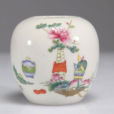 Vase en porcelaine famille rose, début XXème