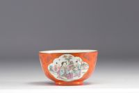 Chine - Bol en porcelaine orange à décor de personnages et de chauve-souris, XIXe siècle.