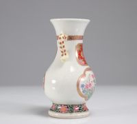 Petit vase en porcelaine de la famille rose époque Qing