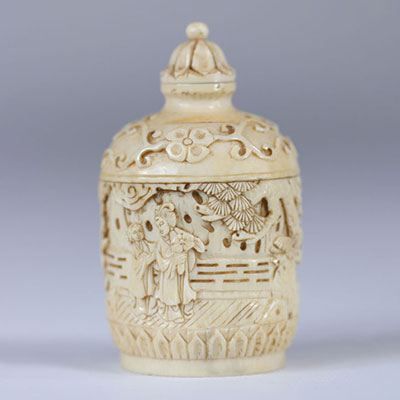 China elegant snuff box finely carved with 19th century characters