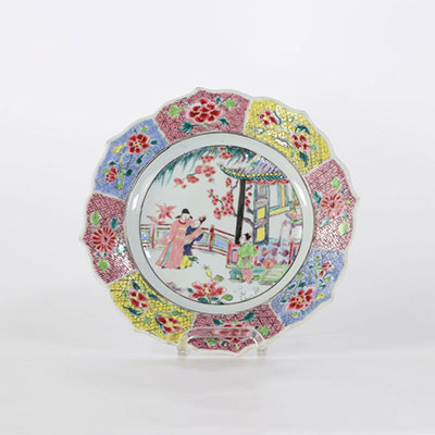 Assiette porcelaine de chine famille rose décor de personnages aux jardin 18ème