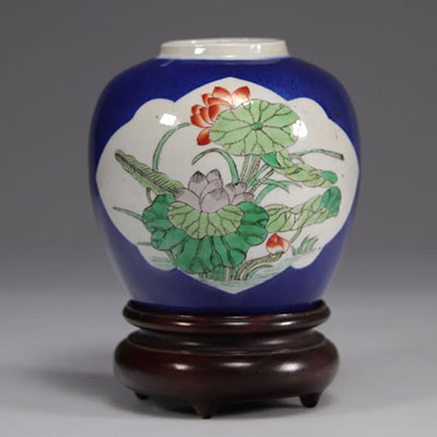 Vase en porcelaine famille verte poudré bleu
