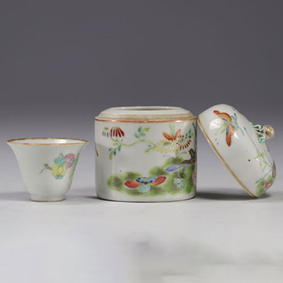 Chine - Petit pot couvert en porcelaine famille rose à décor de papillons.