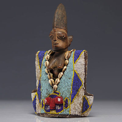 Ibedji féminin (Yoruba), corps couvert d’un manteau