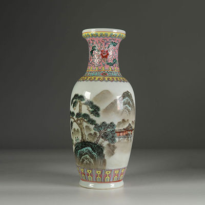 Vase en porcelaine ,décor de paysage .Chine milieu XXème.