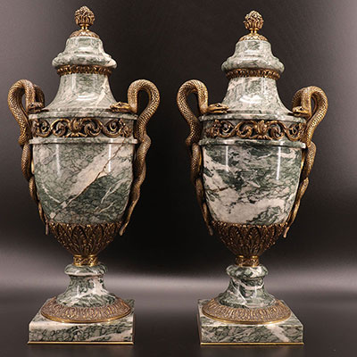 France - Paire de vases couverts de forme ovoïde en marbre vert ornés de serpents