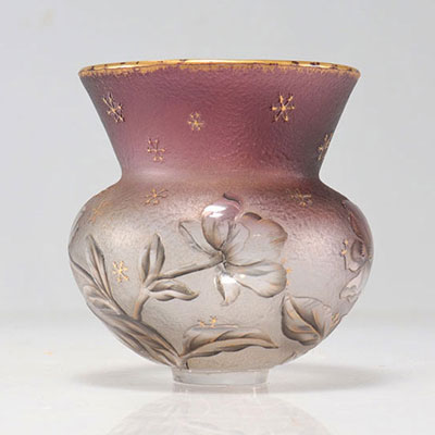 Vase Daum Nancy dégagé à l'acide et gravé à décor de fleurs et d'étoiles fond mauve 