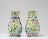 Paire de vases en porcelaine de chine famille rose à décor de phénix XIXème