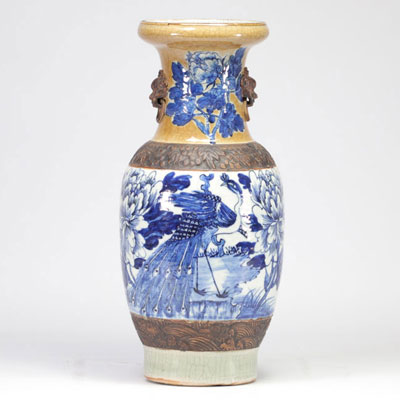 Chine - Vase en porcelaine de Nankin bleu et blanc à décor de paon et de fleurs.