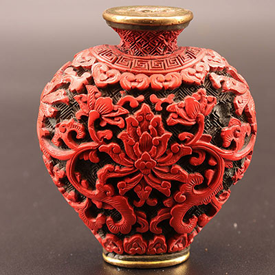 China - snuffbox with floral decoration